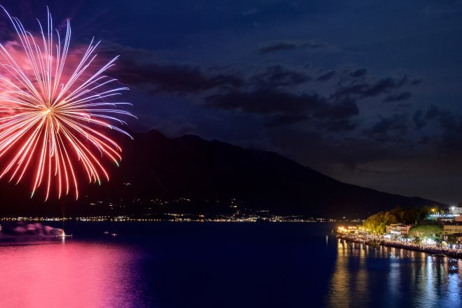 Serate romantiche estive sul Lago di Garda con fuochi d’artificio