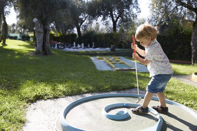 Area giochi per bambini con minigolf nel parco del Majestic Palace