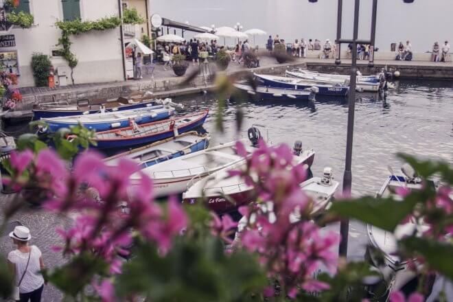 Borgo dai balconi fioriti sul Lago di Garda a Limone